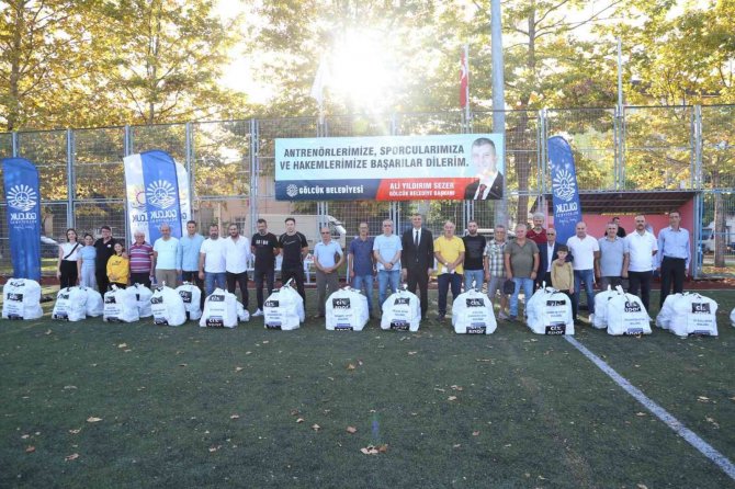 2 Bin 700’den Fazla Malzemeyle Amatör Futbol Kulüplerine Destek Oldular