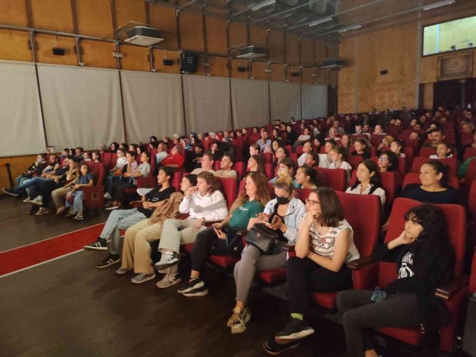 Gölcük’te Tiyatro Keyfini Bu Kez Büyükler Yaşadı