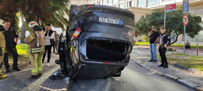 Fatih’te Takla Atan Aracın İçinden Burnu Bile Kanamadan Çıktılar
