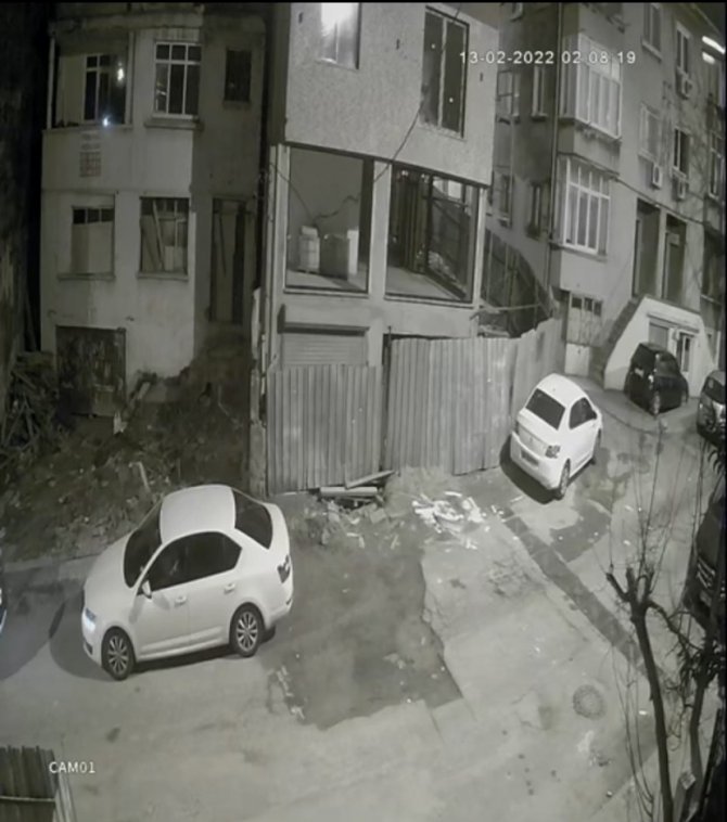 İ̇stanbul’da Hırsıza Suçüstü Kamerada: Bakır Kabloları Eritirken Yakalandı