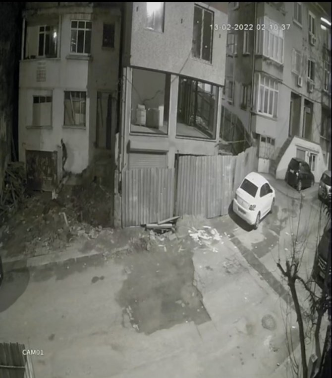 İ̇stanbul’da Hırsıza Suçüstü Kamerada: Bakır Kabloları Eritirken Yakalandı