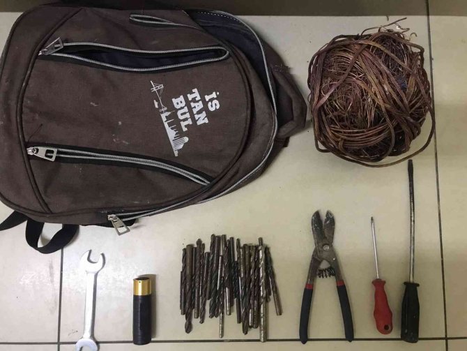 İ̇stanbul’da Hırsıza Suçüstü Kamerada: Bakır Kabloları Eritirken Yakalandı