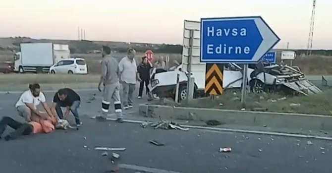 İ̇ki Aracın Çarpıştığı Kazada Otomobil İkiye Bölündü: 3 Yaralı