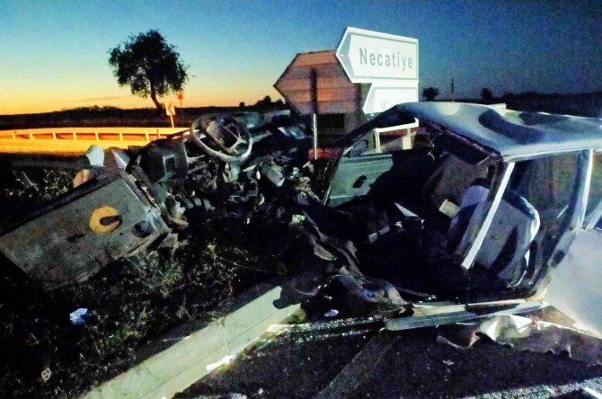İ̇ki Aracın Çarpıştığı Kazada Otomobil İkiye Bölündü: 3 Yaralı