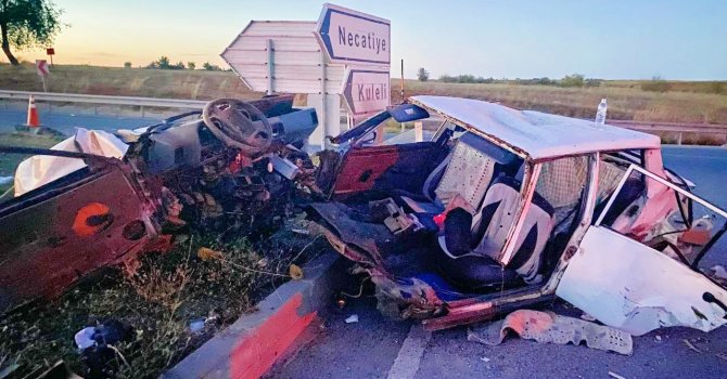 İ̇ki Aracın Çarpıştığı Kazada Otomobil İkiye Bölündü: 3 Yaralı