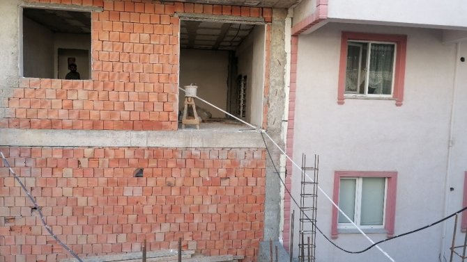 Sıva Yapan İşçi 3 Metre Yükseklikten Düştü