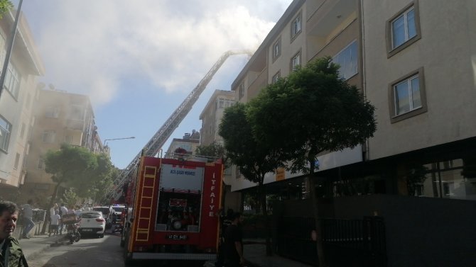 İ̇zolasyon Çalışması Yapılan Çatıda Yangın Çıktı