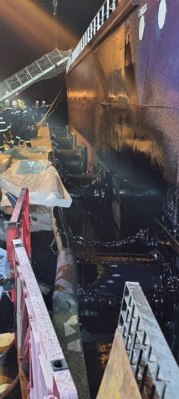 Asfalt Yüklemesi Sırasında Hortum Koptu, Denizde Kirlilik Oluştu