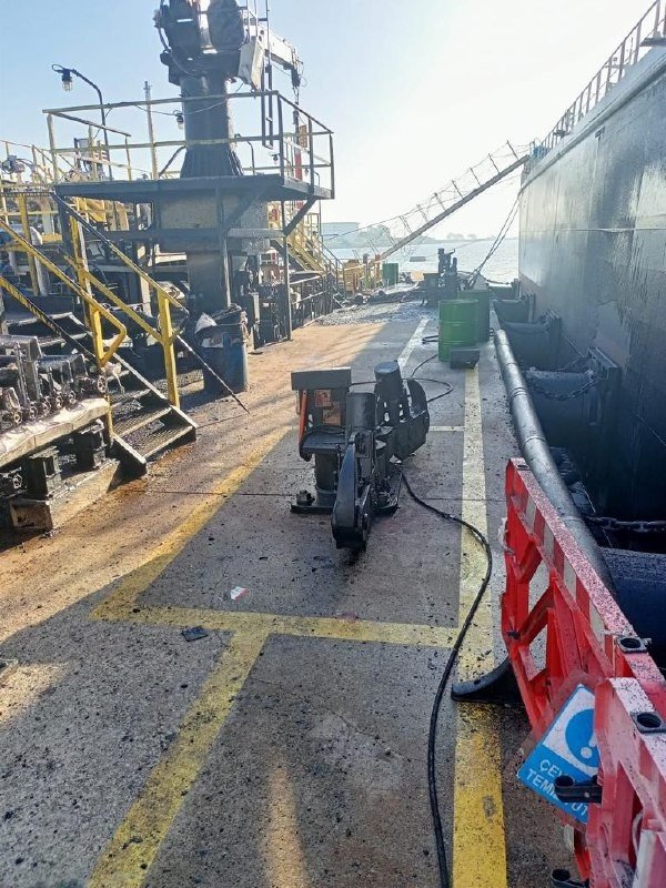 Asfalt Yüklemesi Sırasında Hortum Koptu, Denizde Kirlilik Oluştu