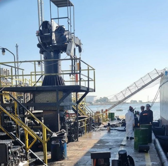 Tüpraş Limanında Denize Asfalt Zifti Dökülmüştü, Deniz Temizlendi