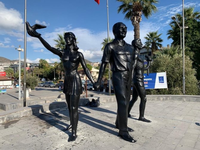 Kuşadası’daki Atatürk Heykeli Aslına Uygun Olarak Yenilendi