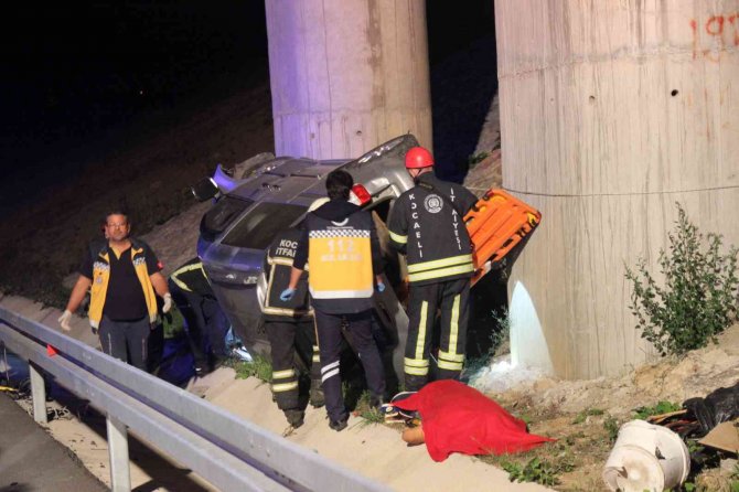 Kontolden Çıkan Araç Viyadük Ayağına Çarptı: 1 Ölü, 1 Yaralı
