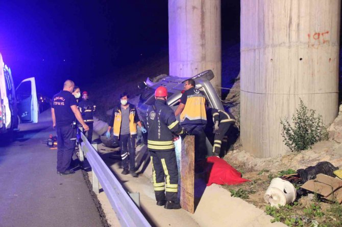 Kontolden Çıkan Araç Viyadük Ayağına Çarptı: 1 Ölü, 1 Yaralı