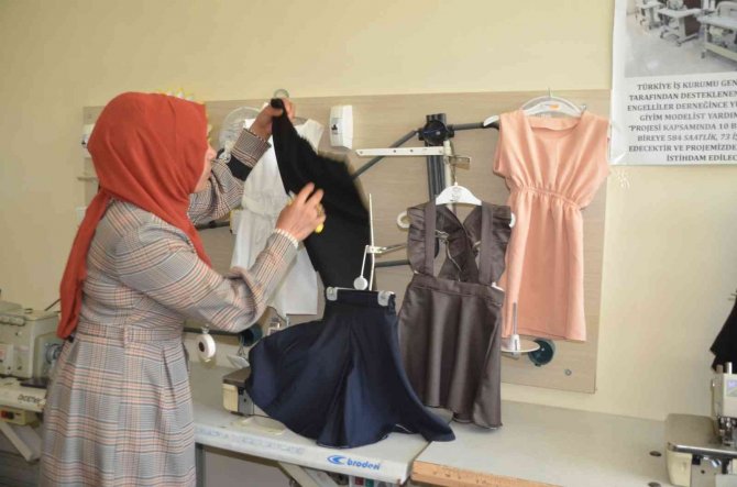 Muş’ta Engelli Bireyler Atık Kumaşları Geri Dönüşüme Kazandırıyor