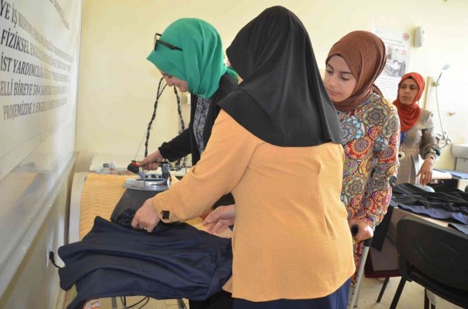 Muş’ta Engelli Bireyler Atık Kumaşları Geri Dönüşüme Kazandırıyor