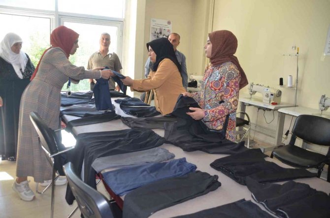 Muş’ta Engelli Bireyler Atık Kumaşları Geri Dönüşüme Kazandırıyor