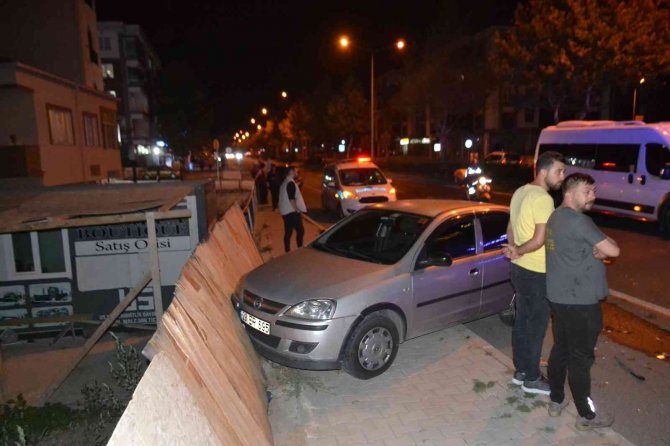 Park Halindeki Araca Çarpan Alkollü Sürücü Yaralandı
