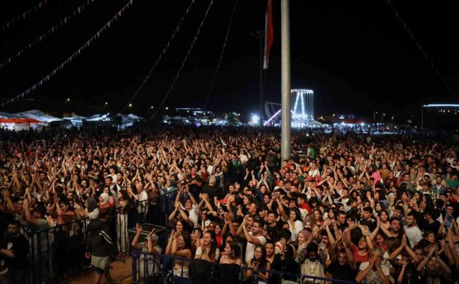 Tuğba Yurt Menteşe’de Hayranlarını Coşturdu