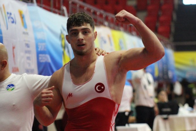 Büyükşehirli Güreşçiden Tarihi Başarı