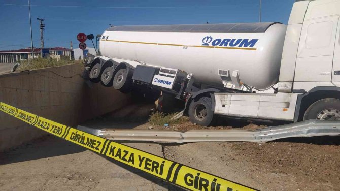 Şoför Su Şişesine Uzanınca, Lpg Tankeri Şarampole Uçtu