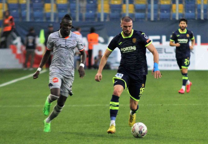 Spor Toto Süper Lig: Mke Ankaragücü: 0 - M. Başakşehir: 1 (İ̇lk Yarı)