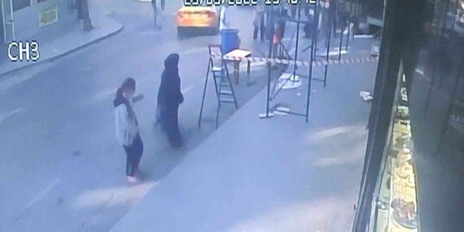 Sultangazi’de İnşaat İskelesinden Düşen 2 İşçi Yaralandı: Olay Anı Kamerada