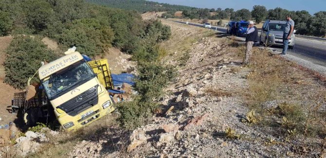 Uşak’ta Devrilen Tır Sürücüsü Yaralandı