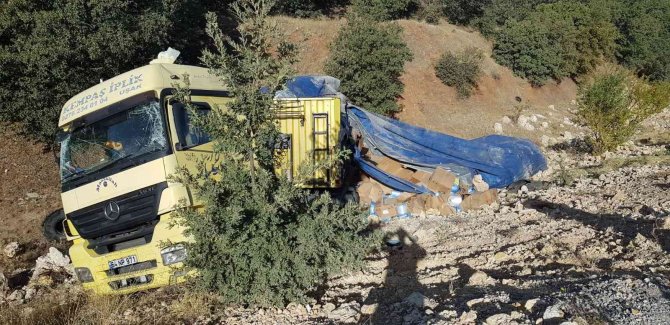 Uşak’ta Devrilen Tır Sürücüsü Yaralandı