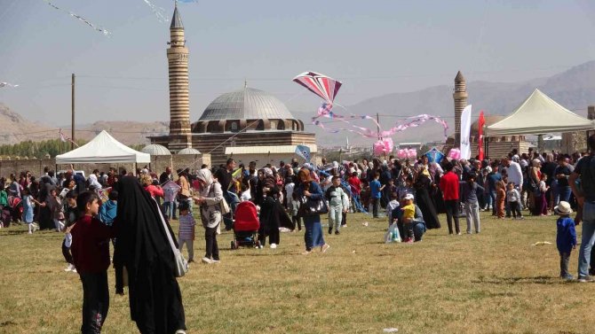 Van’da Uçurtma Şenliği Renkli Görüntüler Oluşturdu