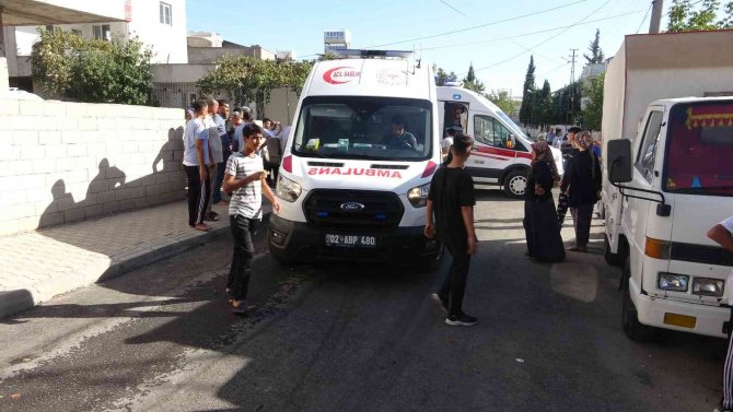Elektrik Telini Çıplak Elle Tutan Çocuk Ve Arkadaşı Yaralandı
