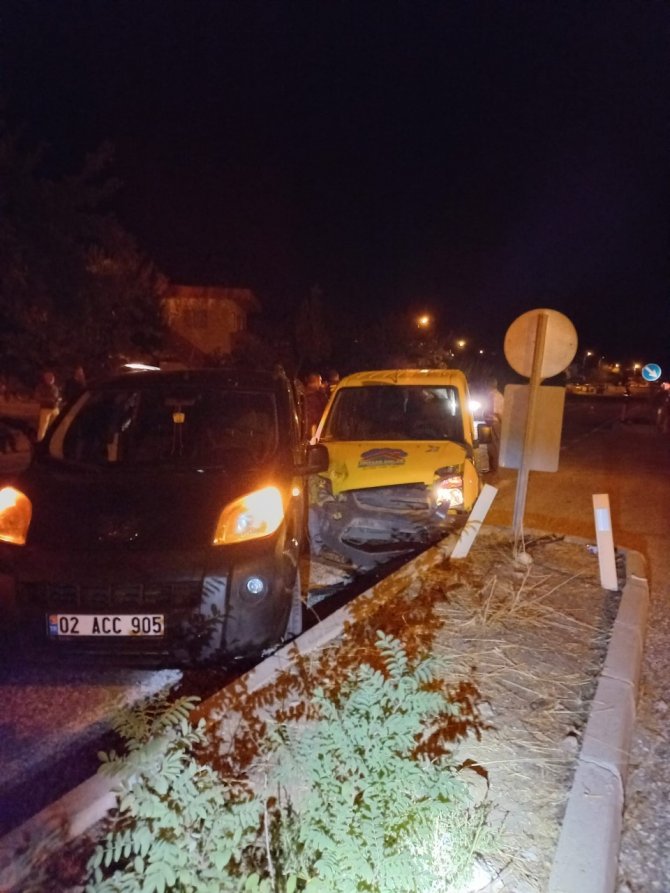 Hafif Ticari Araçlar Çarpıştı: 2yaralı