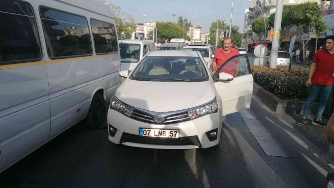 Yaya Geçidinde Otomobilin Çarptığı Genç Kız Yaralandı