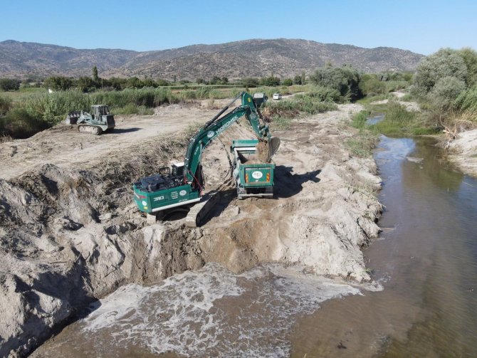 Karpuzlu’da Yatak Temizleme Çalışmaları Yapıldı