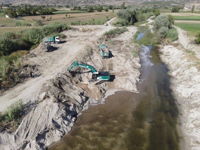 Karpuzlu’da Yatak Temizleme Çalışmaları Yapıldı