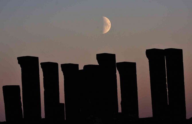 Ahlat’ta ‘Yarım Ay’ın Tarihi Yapılarla Oluşturduğu Görüntü Hayran Bıraktı