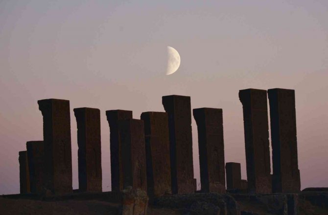 Ahlat’ta ‘Yarım Ay’ın Tarihi Yapılarla Oluşturduğu Görüntü Hayran Bıraktı