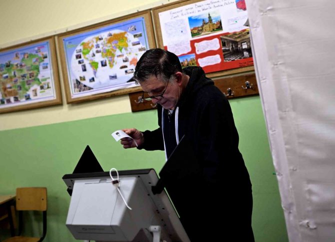 Bulgaristan’da Halk Genel Seçim İçin Sandık Başında