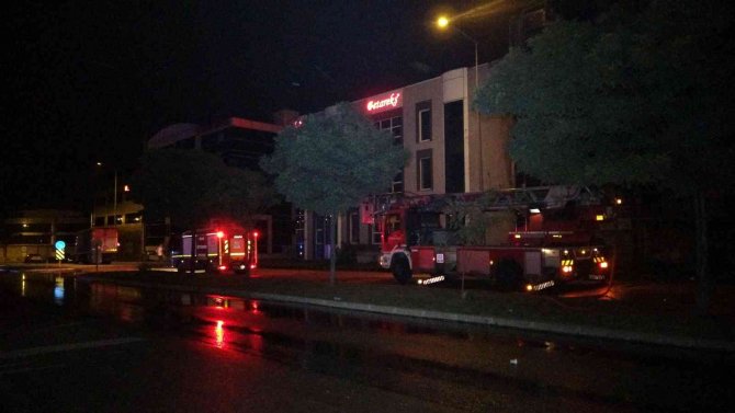 Bursa’da Et Deposunda Çıkan Yangın 3 Saat Sonra Söndürüldü