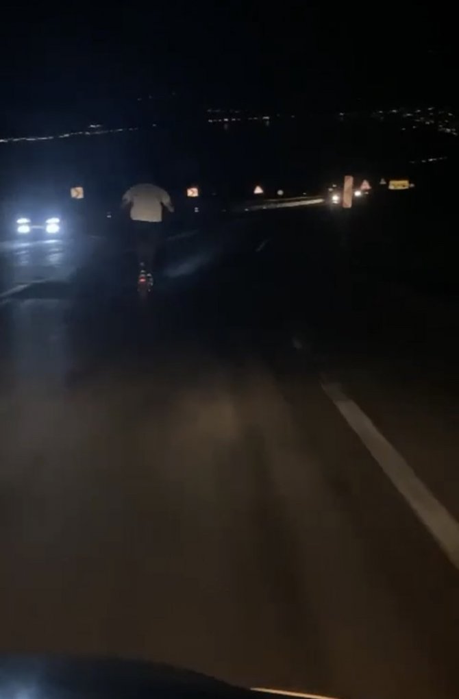 Elektrikli Scooter İle Karayolunda Canını Tehlikeye Atarak Giden Genç Kameralarda