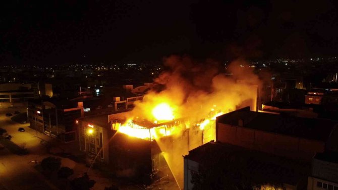 Bursa’da Et Deposunda Korkutan Yangın