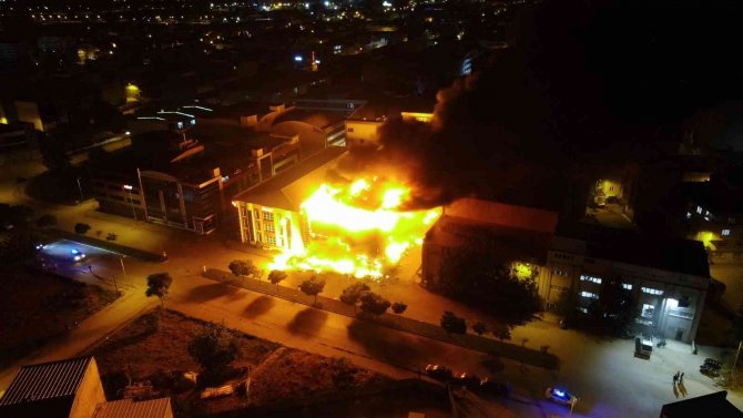 Bursa’da Et Deposunda Korkutan Yangın
