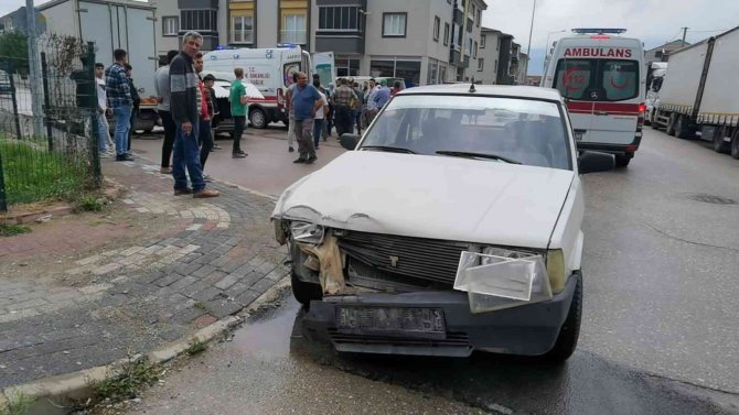 Düğüne Gidenlerin Bulunduğu Araç Otomobille Çarpıştı: 5 Yaralı