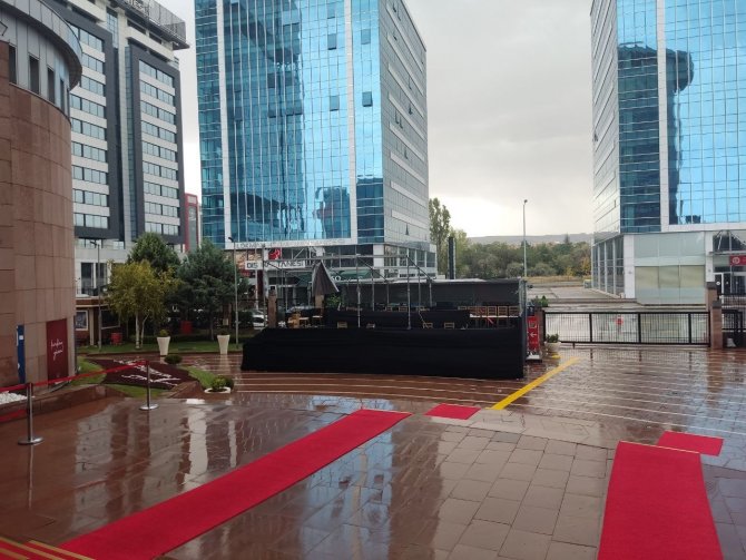 6’lı Masa Toplantısı Sırasında Fırtına Gazetecilerin Bulunduğu Platformu Uçurdu