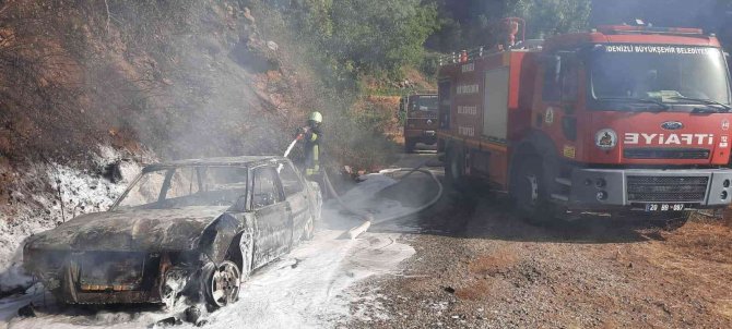 Servis Aracıyla Çarpışan Taksi Çıkan Yangında Metal Yığınına Döndü
