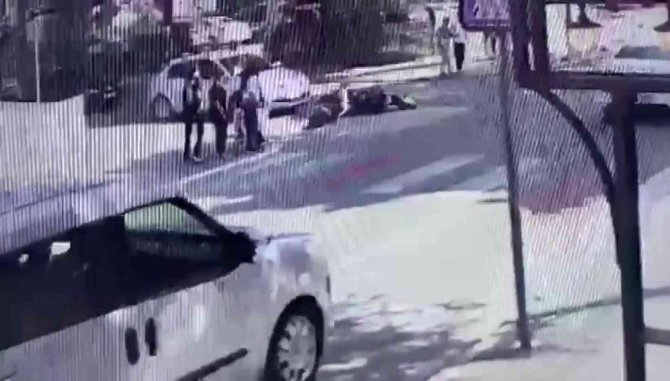 Kavşakta Duran Motosiklete Otomobil Çarptı: 1 Yaralı