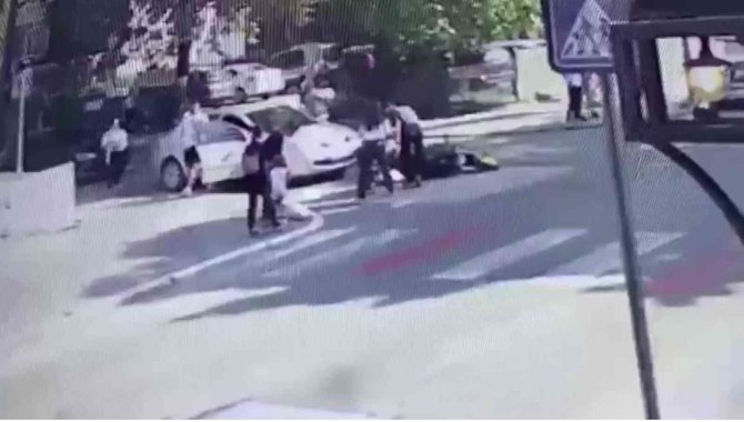 Kavşakta Duran Motosiklete Otomobil Çarptı: 1 Yaralı