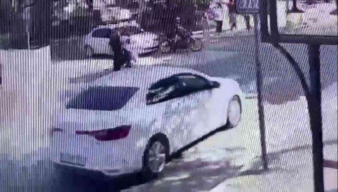 Kavşakta Duran Motosiklete Otomobil Çarptı: 1 Yaralı
