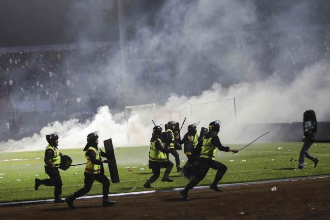 Endonezya’da Futbol Maçında İzdiham: 174 Ölü, 180 Yaralı