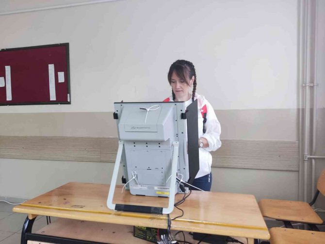 Çifte Vatandaşlar Bulgaristan’daki Erken Genel Seçim İçin Sandık Başında