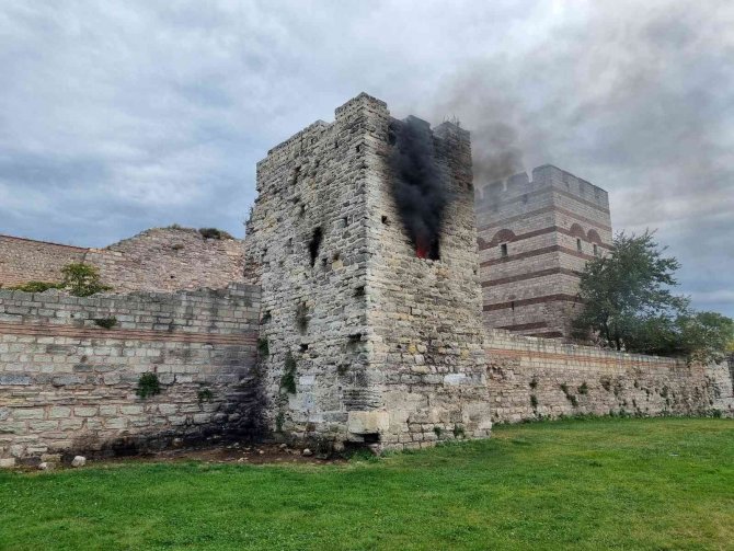 Fatih’te Tarihi Surlardaki Kule Alev Alev Yandı